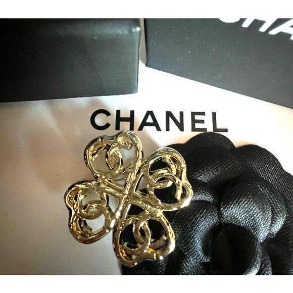 CHANEL CC Logo Heart Clover Brooch Light Gold Tone B21 K (CHXX003) - Picture 4 of 6